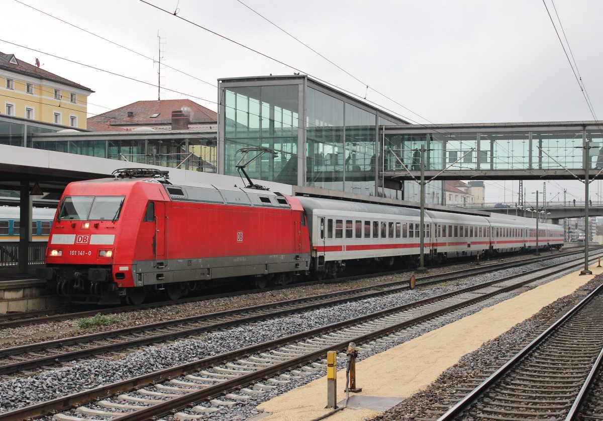 Am 23.November 2013 legte 101 141 mit IC  Rottaler Land  auf dem Weg nach Hamburg-Altona einen kurzen Halt in Regensburg Hbf ein.