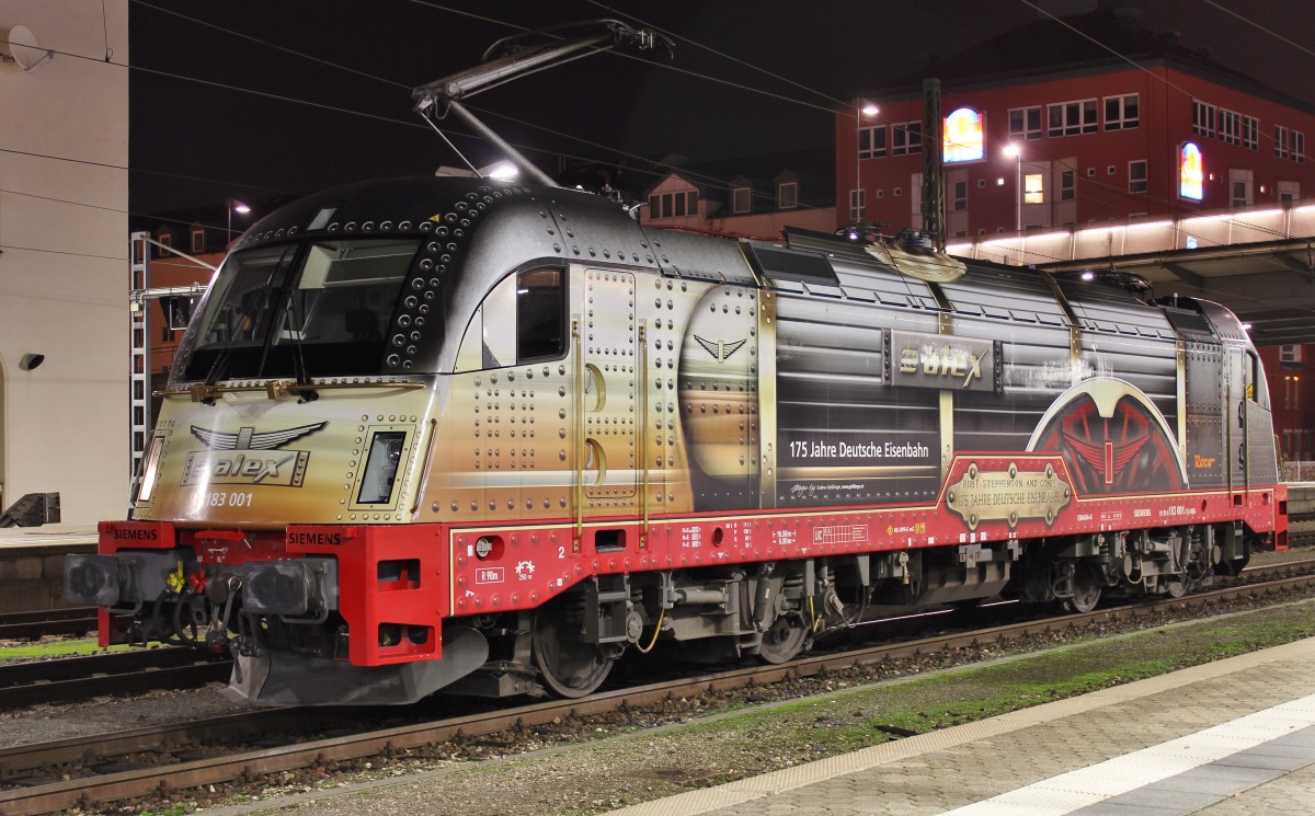 Am 23.November 2013 wartete 183 001 in Regensburg Hbf auf ihren nchsten Einsatz.