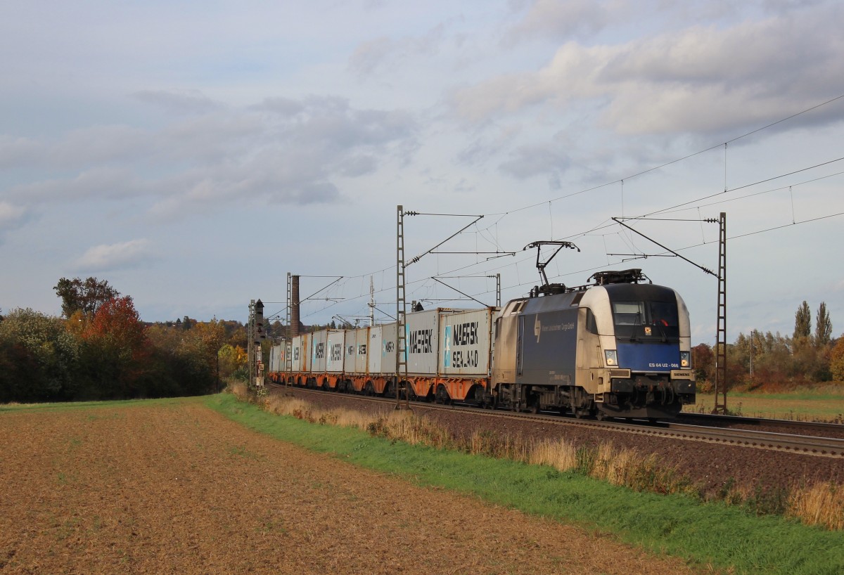 Am 23.Oktober 2013 war WLC 182 566 bei Elze(Han) mit Containern auf dem Weg Richtung Sden.