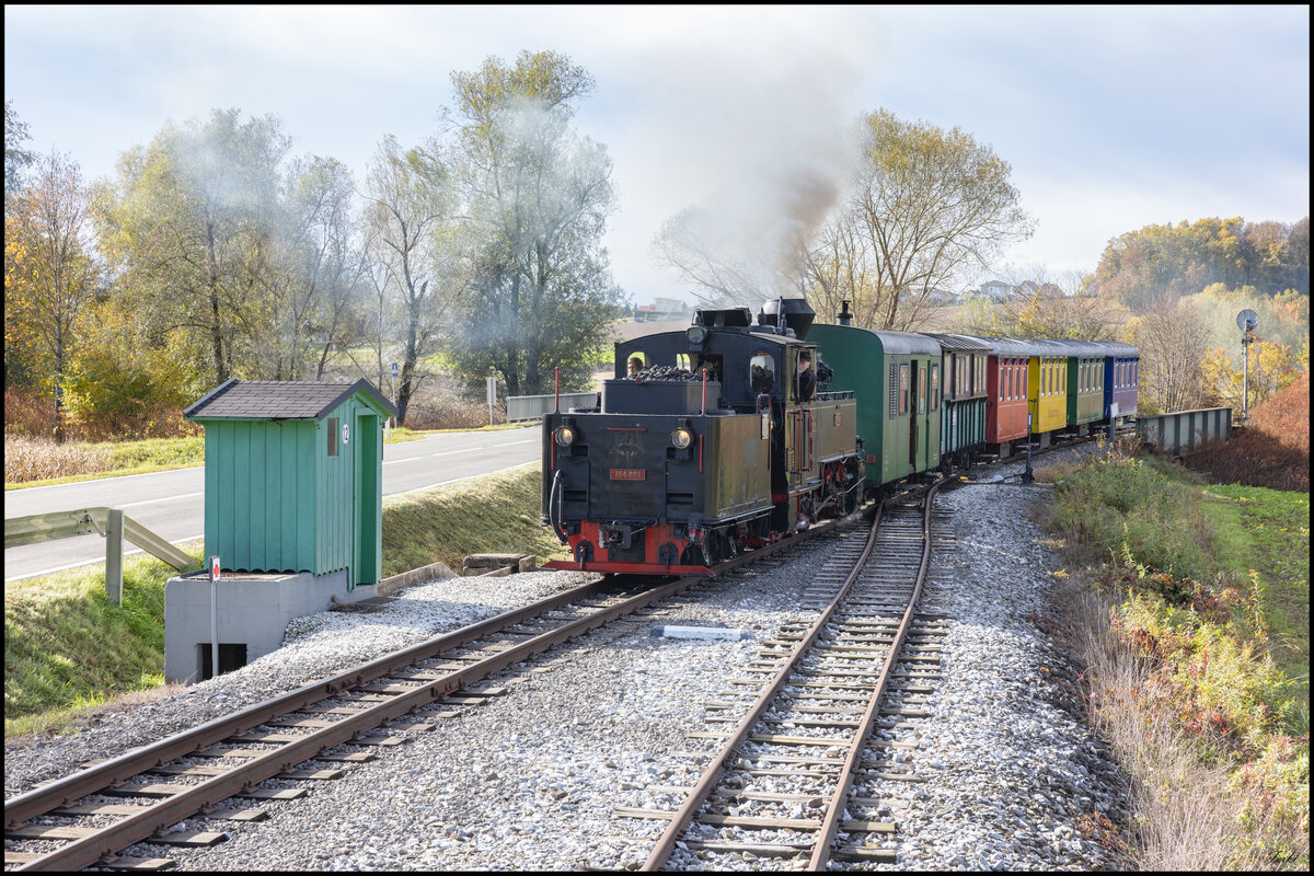 Am 24. 10.2025 erreicht der Flascherlzug die Betriebsstelle Wohlsdorf. Einst diente das Signal und die Weiche als Schutz vor der Einfahrt in den einstigen 4 Schienengleis Abschnitt in den Bahnhof Preding Wieselsdorf. 