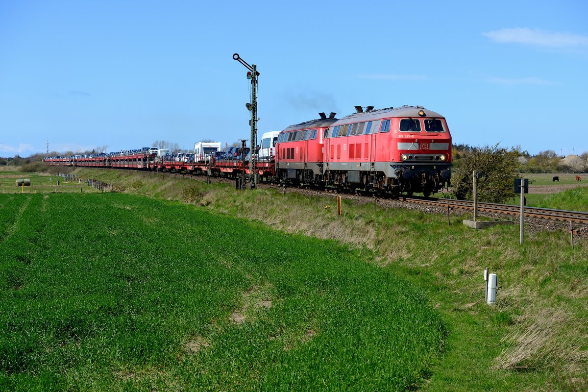 Am 24. April 2016 konnte ich 218 397 und 380 mit einem gut ausgelasteten Sylt-Shuttle am Einfahrtsignal des Kreuzungsbahnhofs Keitum ablichten. Die Zeit dieser Bundesbahn-Klassiker läuft unweigerlich ab, was man auch am inzwischen mäßigen Pflegezustand der Loks ablesen kann.