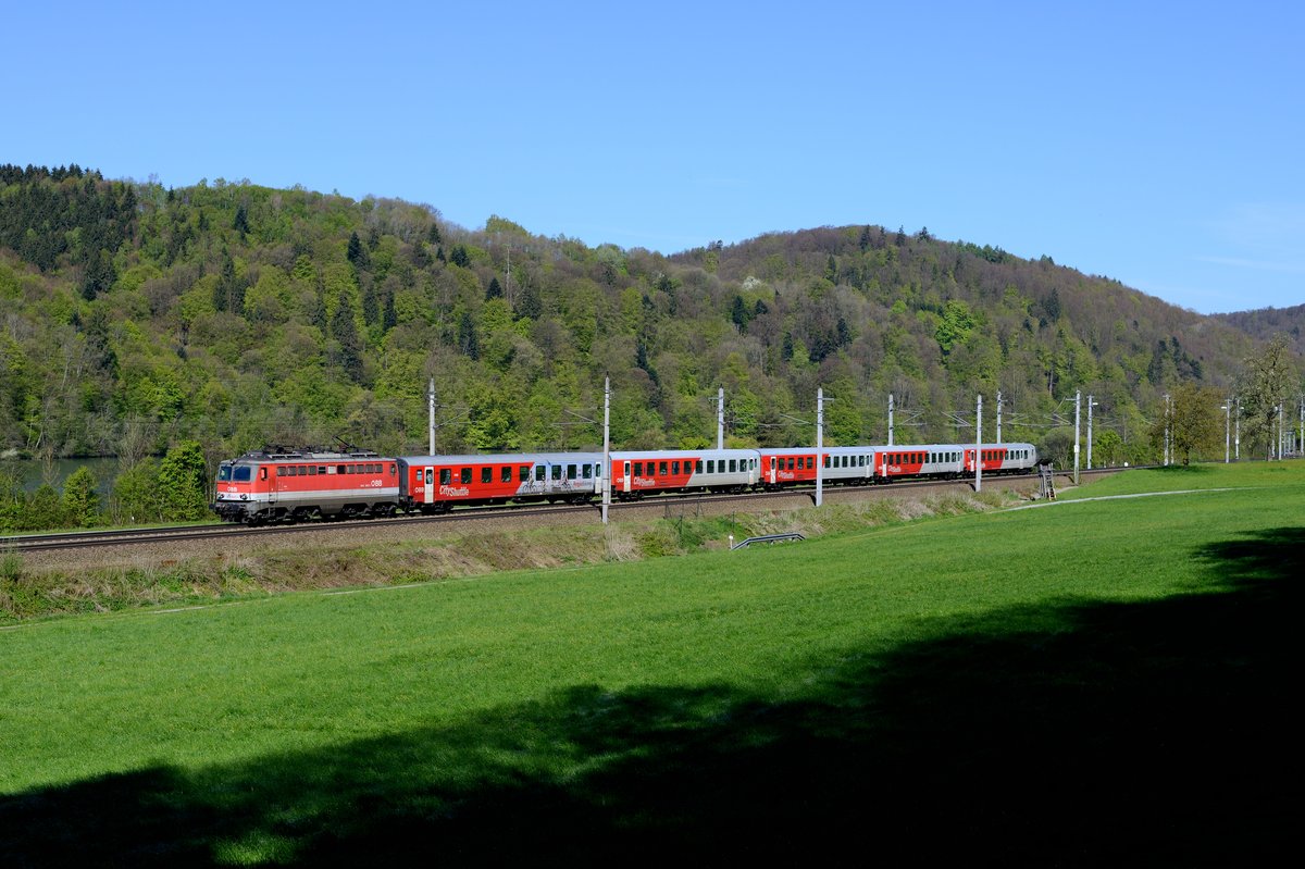 Am 24. April 2017 entstand diese Aufnahme von 1142.593 und ihrem R 5917 nach Neumarkt-Kallham bei Hofötz. Der Zug hat gerade Passau verlassen und strebt seinem ersten Halt in Wernstein entgegen.
