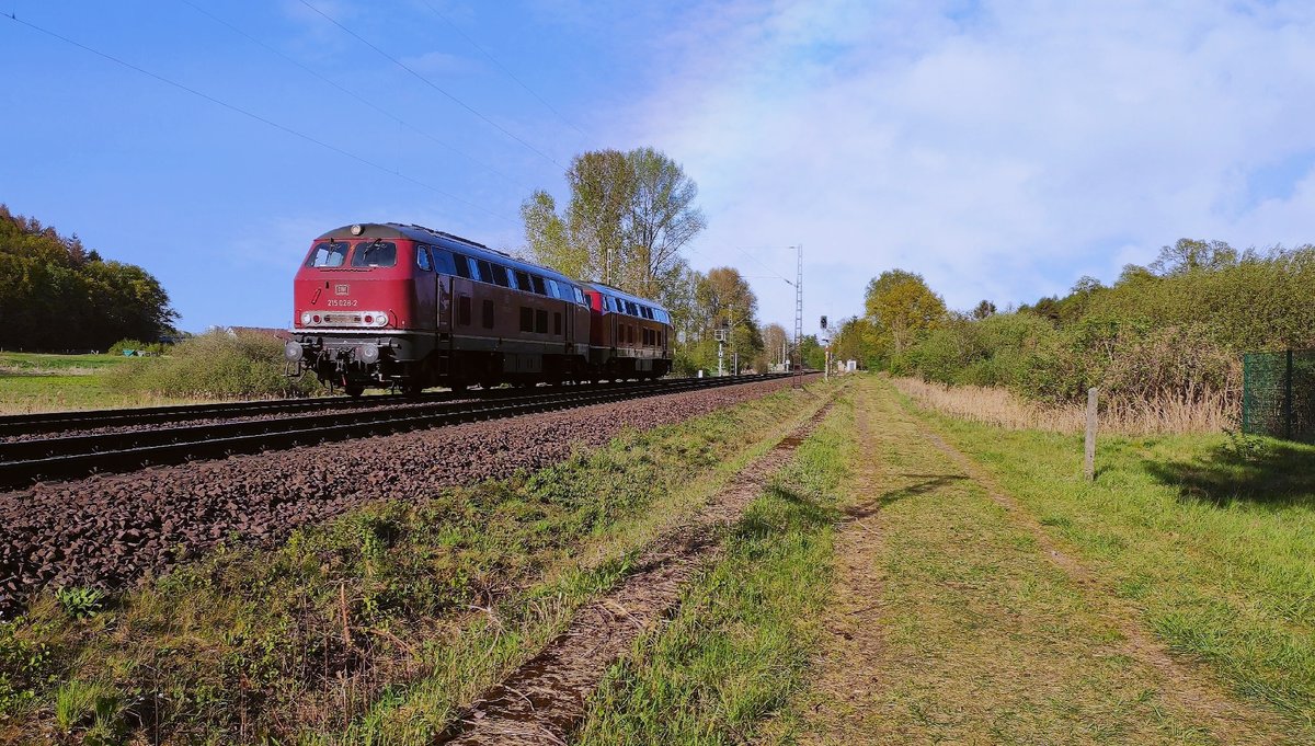 Am 24. April 2020 fährt eine 215 mit einer 218 von EFW durch Schollbruch in Richtung Münster. 