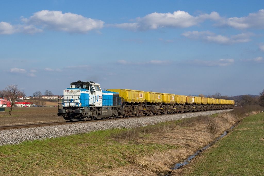 Am 24. Februar 2014 ist die 1700.2 mit einem Abraumzug von Kalsdorf nach Deutschlandsberg unterwegs, hier zu sehen bei Lebing.