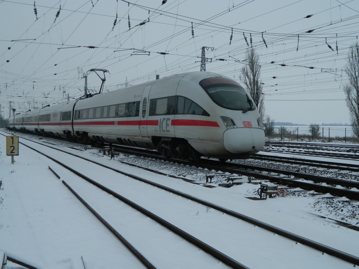 Am 24. Januar 2014 durchquert der ICE-T der Baurreihe 415(1.), Tz 1502  Karlsruhe  den Bhf Großkorbetha aus südlicher Richtung.