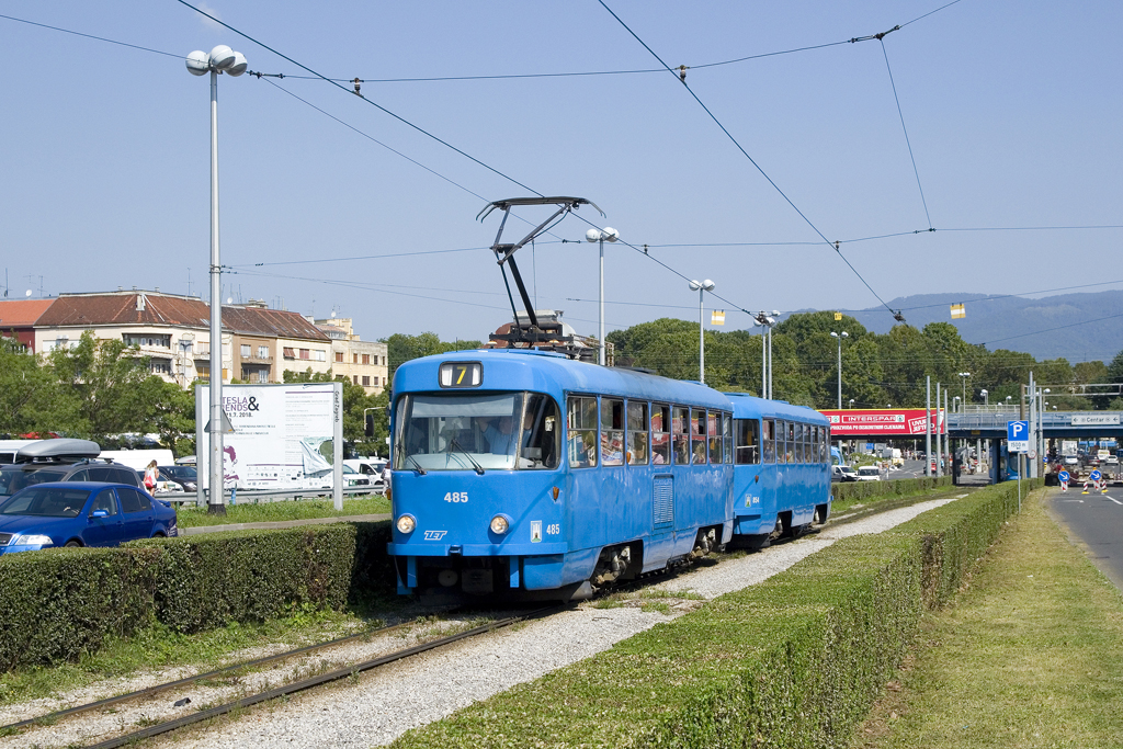 Am 24. Juli 2018 ist TW 485 mit Beiwagen 854 als Linie 7 in Richtung Savski most bei Autobusni kolodvor unterwegs.
