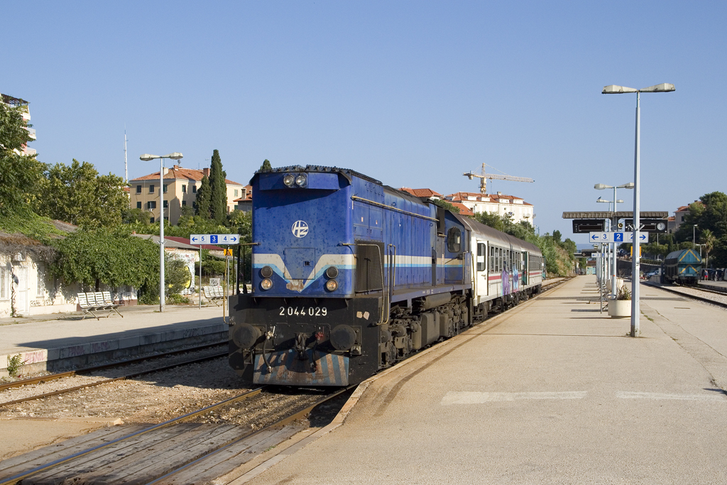 Am 24. Juli 2018 wartet 2044 029 in Split mit dem Pu 5508 auf die Abfahrt nach Perkovic. 