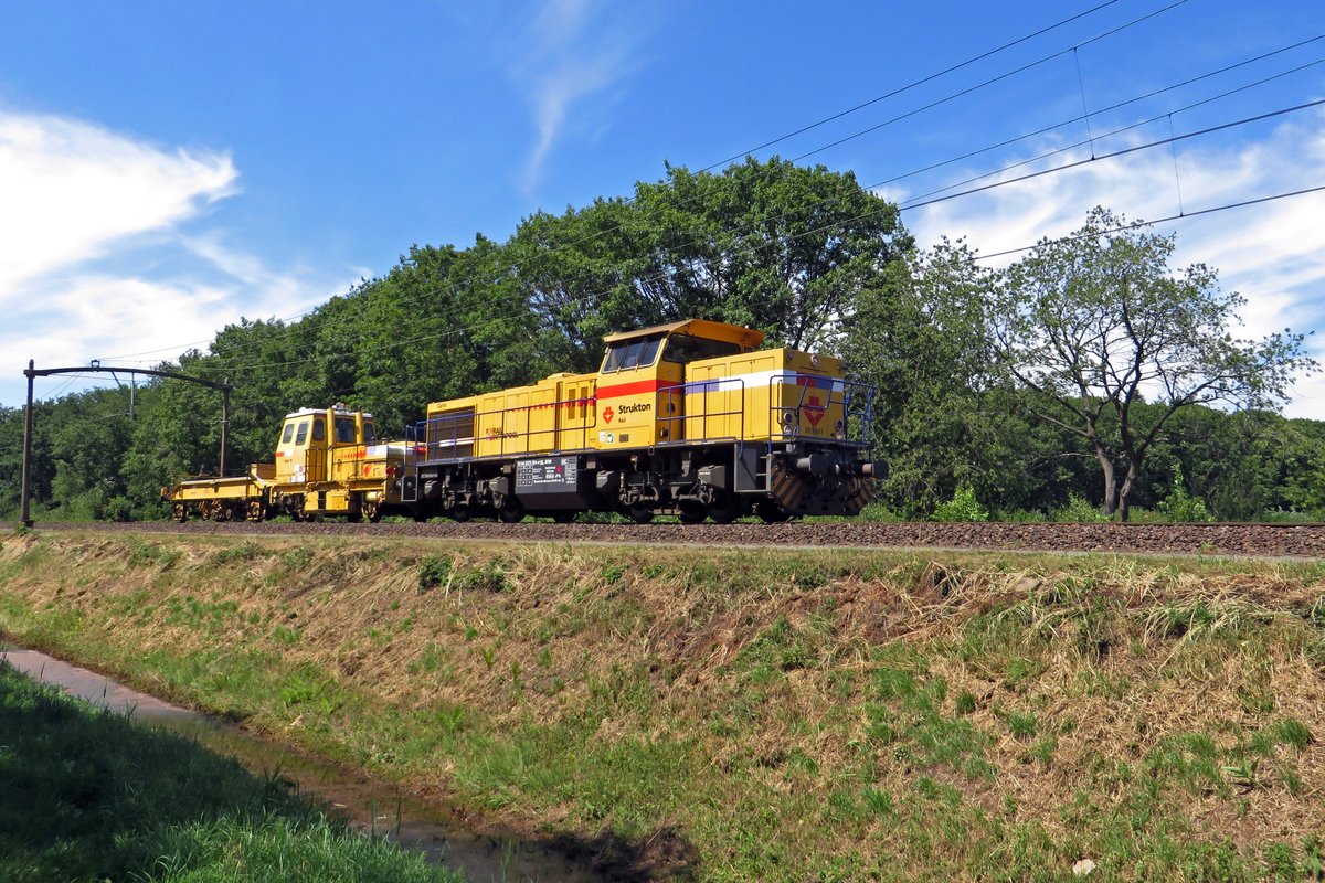 Am 24 Juni 2020 durchfahrt Strukton 303001 mit ein Gleisbauzuglein Tilburg Oude Warande.