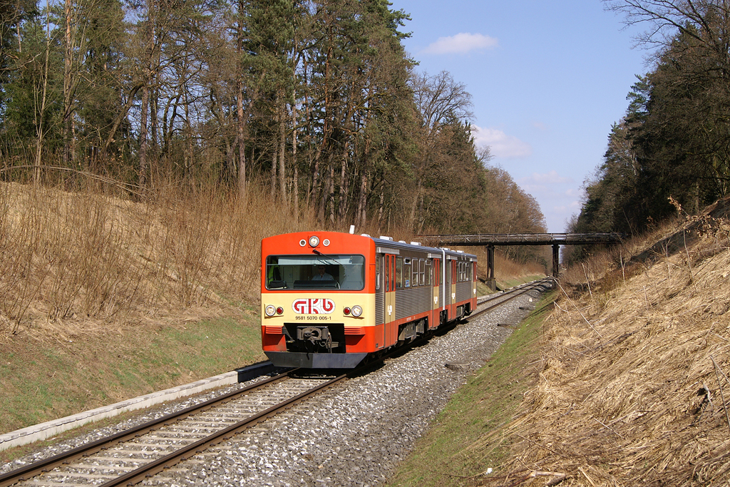 Am 24. März 2010 ist 5070 005 als SB 8413 (Graz Hbf. - Köflach) unterwegs und hat soeben die markante  schwarze Brücke  zwischen Premstätten - Tobelbad und Lieboch passiert. 
