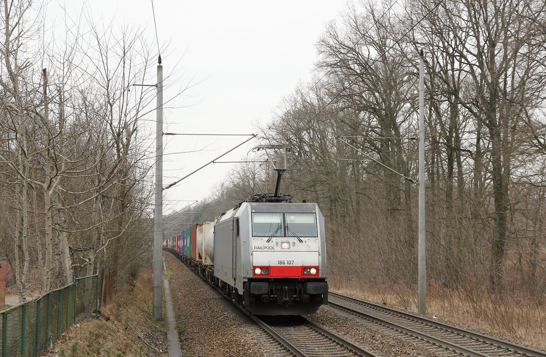 Am 24. März 2018 wurde 186 107 vom Bahnsteig der Station Hangelsberg aufgenommen.
Die Lok ist aktuell für RTB Cargo im Einsatz.