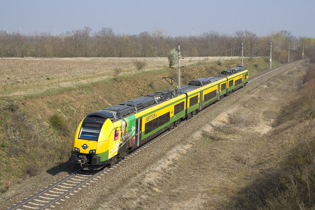Am 24. März 2019 ist 4744 303 als REX 7616 (Bratislava-Petržalka - Wien Hauptbahnhof) bei Neudorf unterwegs. 