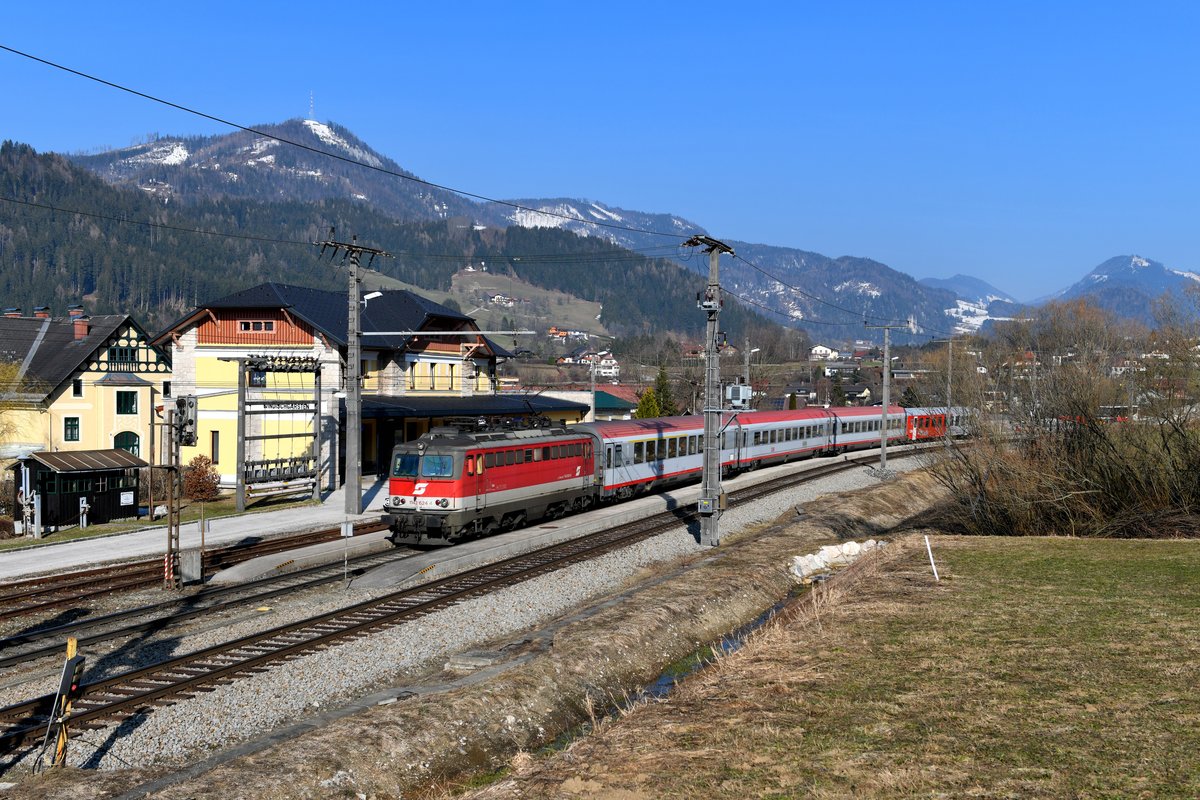 Am 24. März 2019 beförderte die 1142.624 den REX 3912 nach Linz HBF. Am mustergültig renovierten Bahnhof Windischgarsten konnte die mit einem  Pflatsch versehene Lok mit ihrem Zug beim planmäßigen Halt fotografiert werden. Im Hintergrund das Reichramiger Hintergebirge. 