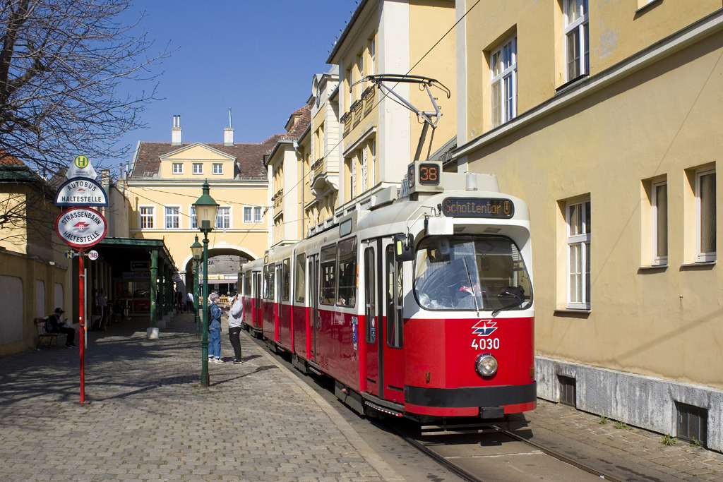 Am 24. März 2022 ist E2 4030 mit c5 1430 auf der Linie 38 unterwegs und fährt soeben in der Endstation Grinzing ein. 