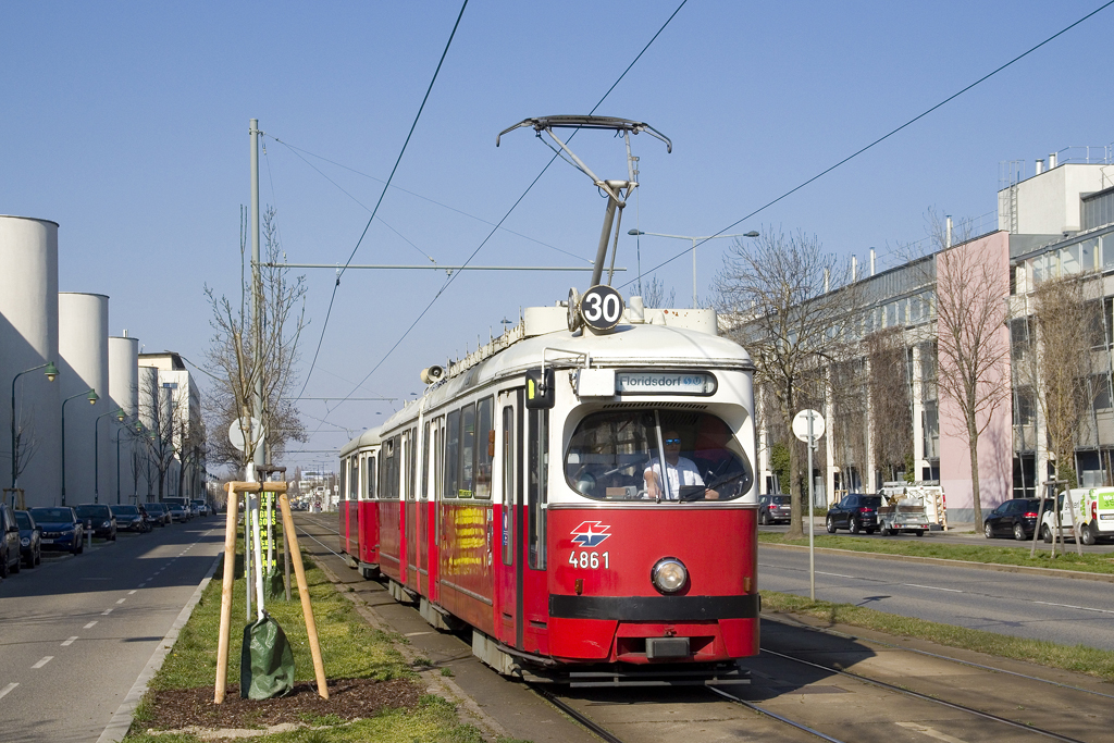 Am 24. März 2022 fährt E1 4861 mit c4 1351 in der Brünner Straße der Haltestelle Empergergasse entgegen. 