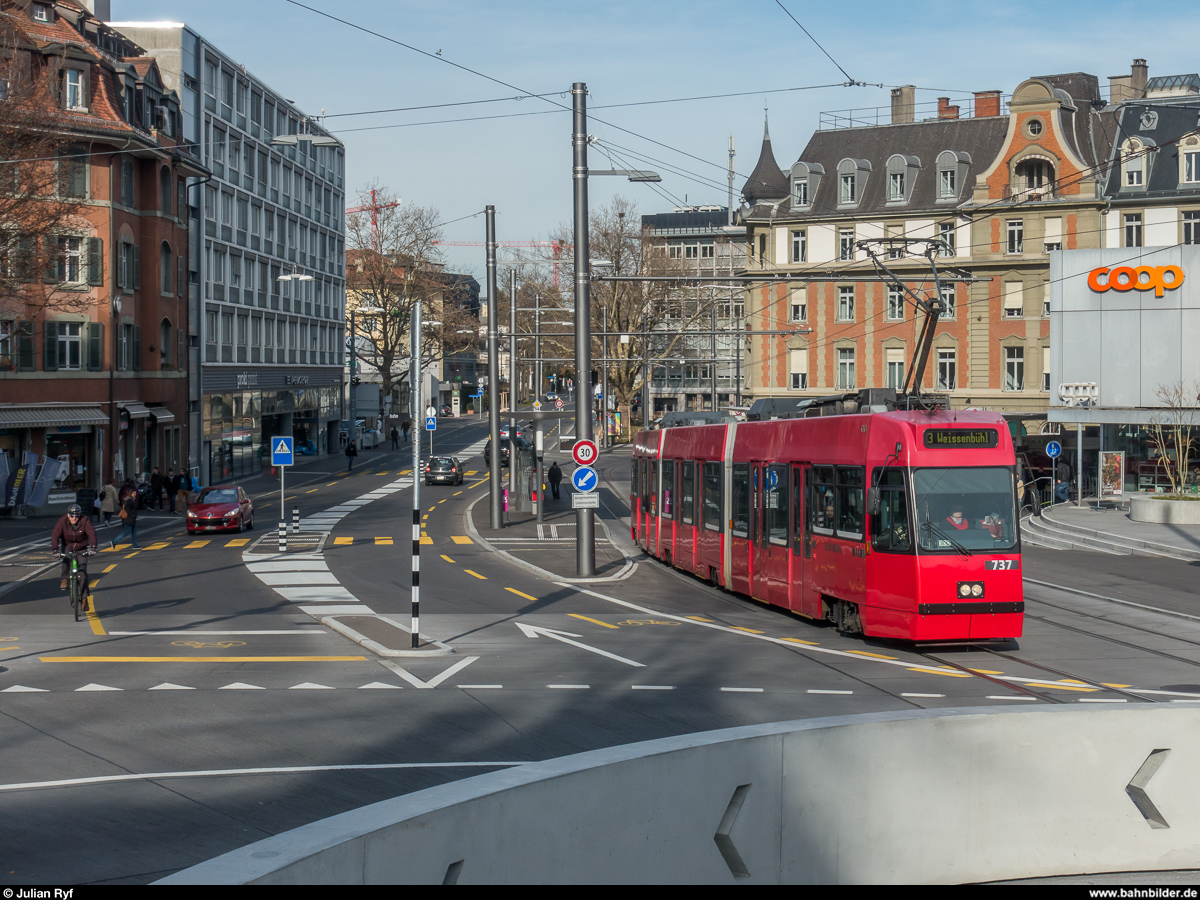 Am 24. November 2017 ist Vevey-Tram Be 4/8 737 von BERNMOBIL am in diesem Sommer neugestalteten Eigerplatz unterwegs in Richtung Weissenbühl.