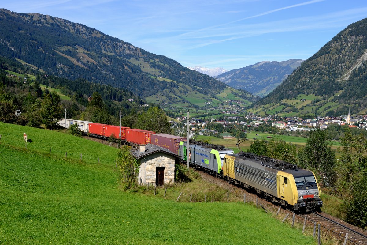 Am 24. September 2014 konnte der  Ekol -Zug TEC 41857 nach Triest mit fotogener Bespannung - bestehend aus 189 902 und 486 505 - bei Anger auf der Tauern-Nordrampe bergwärts fahrend aufgenommen werden.