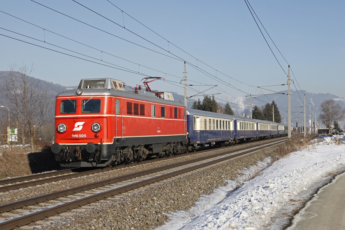 Am 24.01.2017 verkehrten mehrere Sonderzüge zum Schirennen nach Schladming. Der Zug von Mistelbach war mit der Nostalgielok 1110.505 bespannt und ist hier bei Niklasdorf zu sehen.