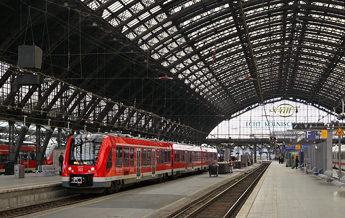 Am 24.02.2016 verlässt der 620 511 mit einer Regionalbahn nach Kall den Kölner Hauptbahnhof
