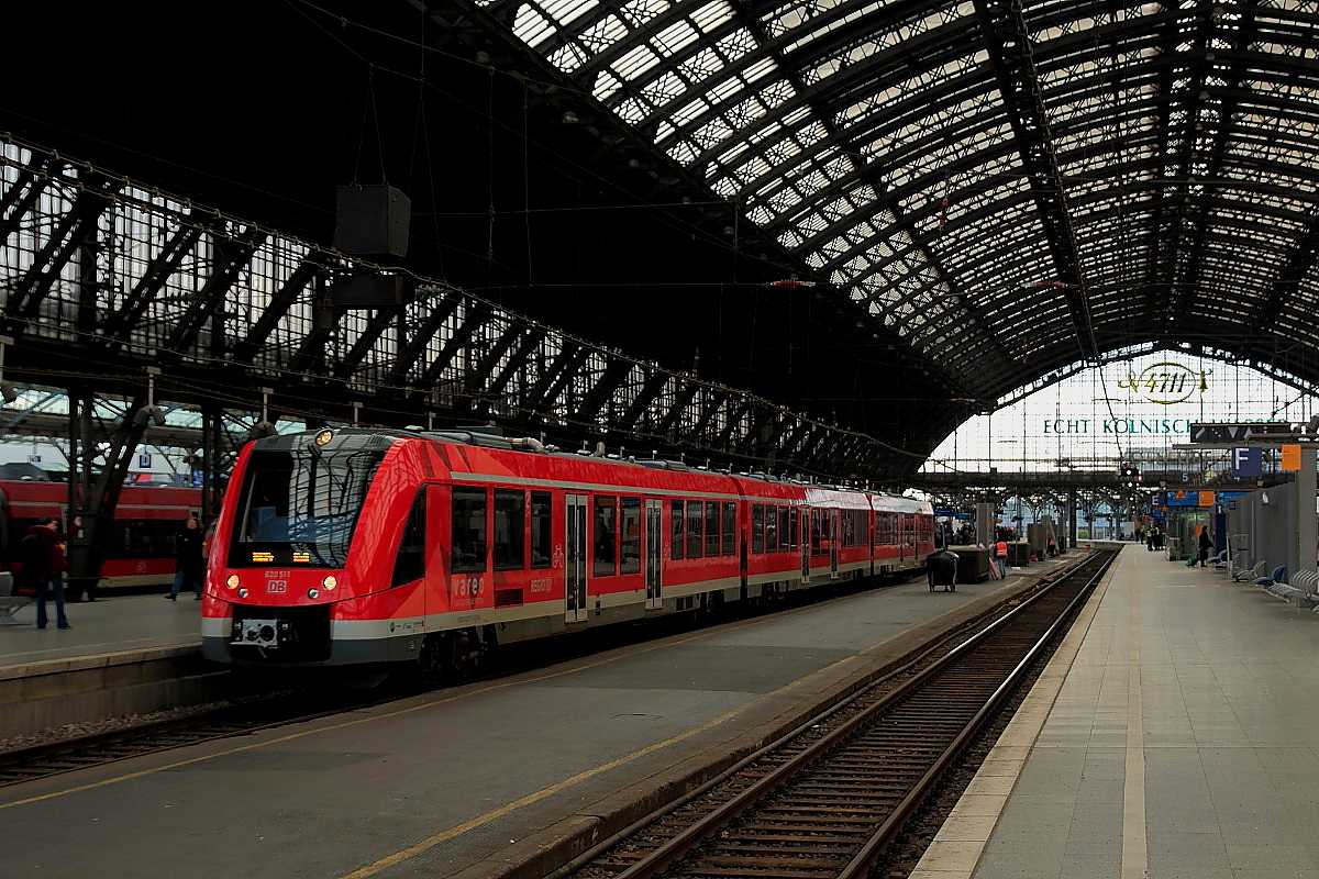 Am 24.02.2016 wartet 620 511 im Kölner Hauptbahnhof auf die Abfahrt nach Kall