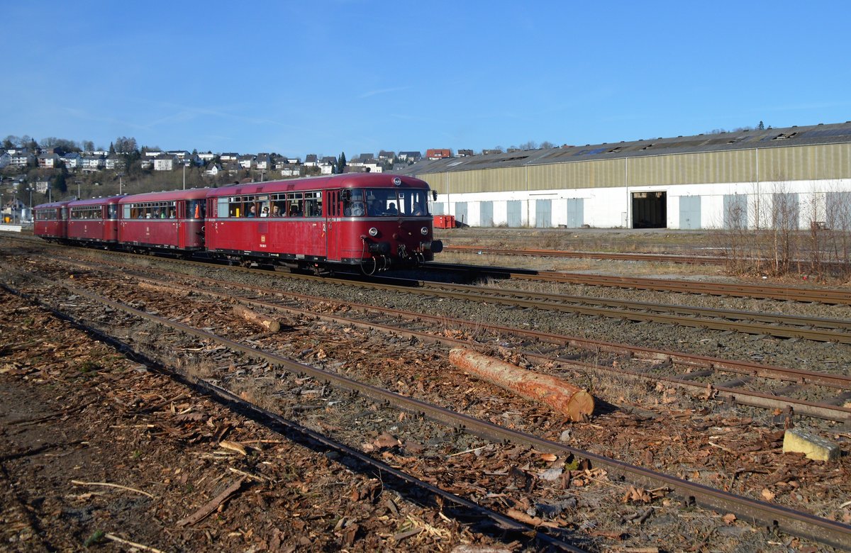 Am 24.02.2018 ist die 4-teilige AKE Schienenbusgarnitur mit einer Sonderfahrt auf dem Weg nach Willingen und verlässt soeben den Bahnhof Arnsberg.