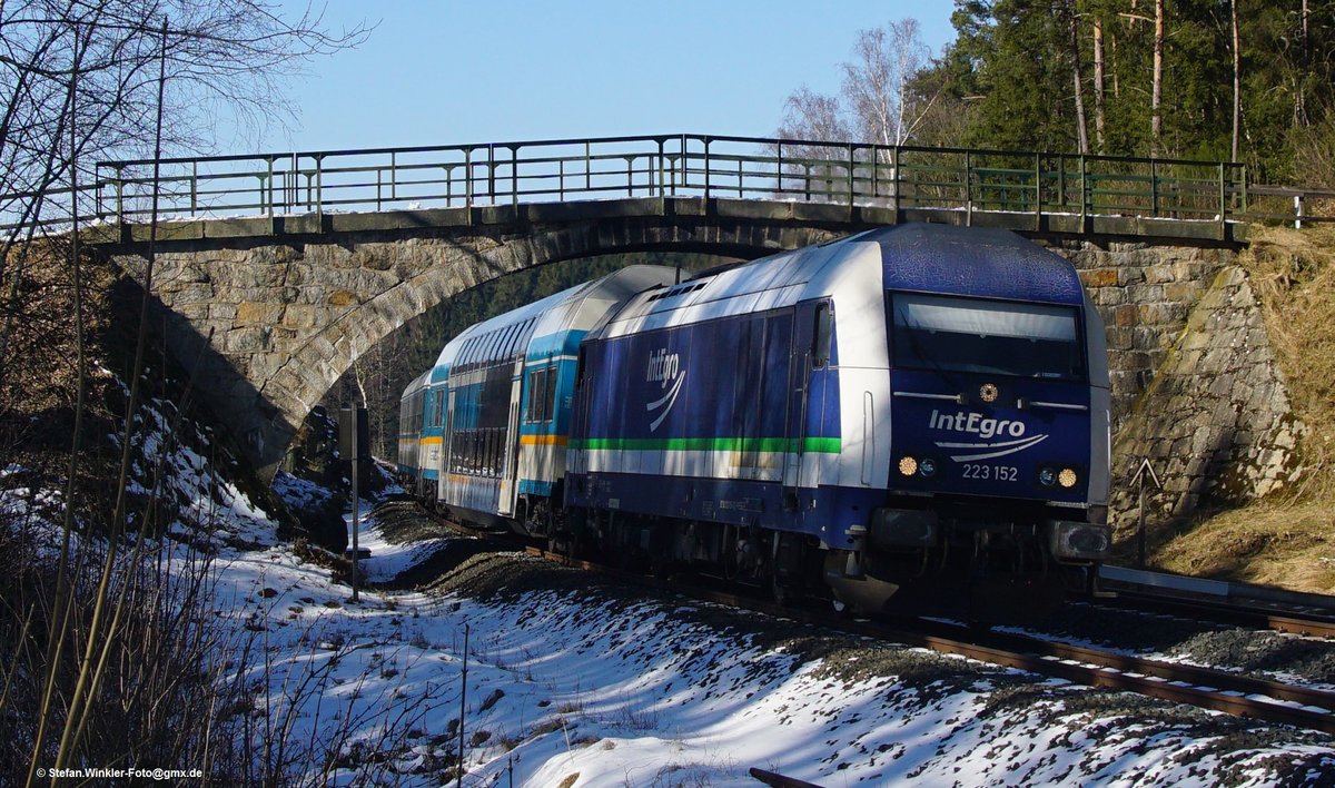 Am 24.02.2018 wurde hier die Integro 223 152 bei der Schnepfenmühle an der alten Brücke abgelichtet. Sie brachte den Alex nach Regensburg wie man sieht.