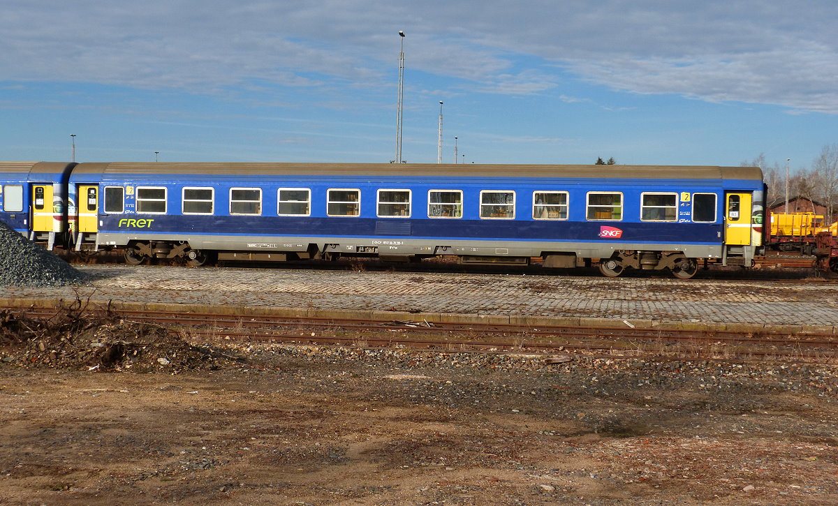 Am 24.02.2019 stand dieser französische Personenwagen (Nr. F-SNCF 6187 50-70 918-9 B c ux) in Weiden Oberpfalz abgestellt.
