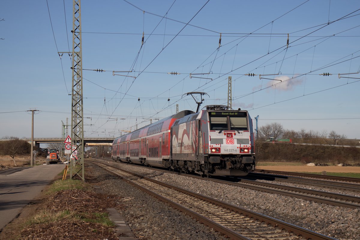 Am 24.02.2020 zog 146 227 ihren RB nach Basel Bad. Aufgenommen vor Müllheim (Baden)