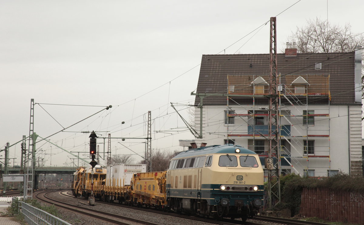 Am 24.02.2020 zog die 218 381 von Railsystems RP einen kleinen Bauzug nach Düsseldorf Abstellbahnhof durch Düsseldorf-Derendorf.