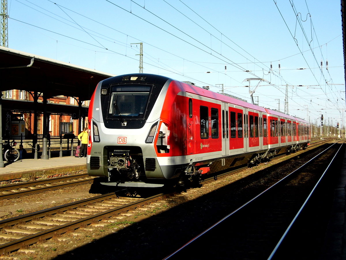 Am 24.03.2017 kam die 490 103 von der S-Bahn Hamburg aus Richtung Magdeburg nach Stendal und fuhr weiter in Richtung Braunschweig .