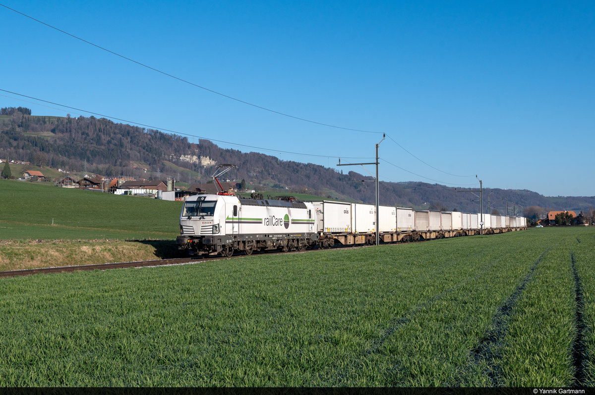 Am 24.03.2021 ist Railcare Rem 476 456-9 unterwegs mit dem Güterzug von Niederbottigen nach Gwatt und konnte hier im Gürbetal bei Mühlethurnen aufgenommen werden.