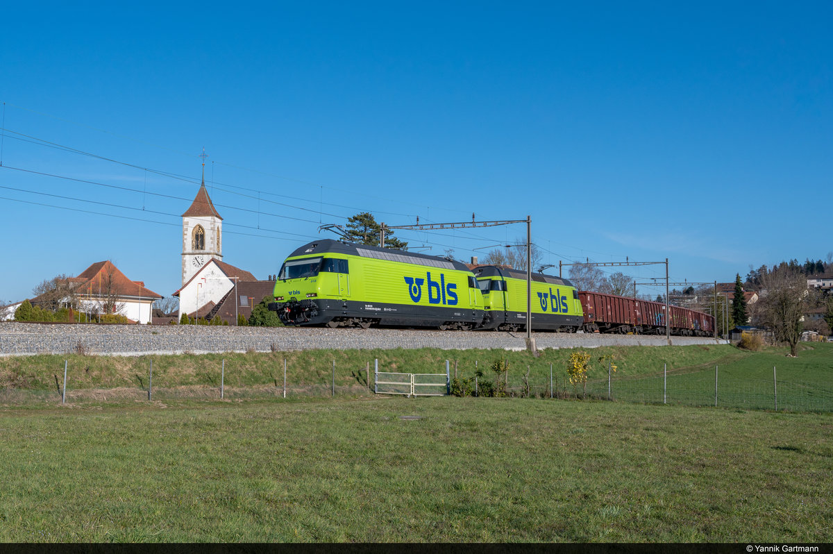 Am 24.03.2021 sind BLS Re 465 018 und 012 von Domo II nach Gerlafingen mit dem Stahlzug unterwegs und konnten hier bei Aegerten/Brügg BE aufgenommen werden.