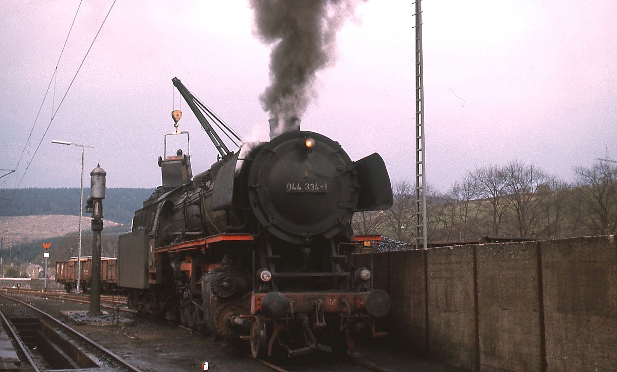 Am 24.04.1976 wird die Ottbergener 044 334-1 in der Bw-Außenstelle Altenbeken bekohlt