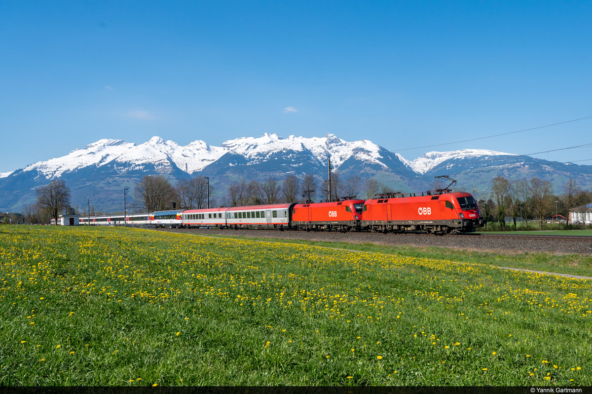 Am 24.04.2021 sind ÖBB 1116 100-9 und 1116 028-2 mit dem Transalpin unterwegs von Zürich HB nach Graz Hbf und konnten hier bei schönstem Bergpanorama bei Nendeln (LI) aufgenommen werden.