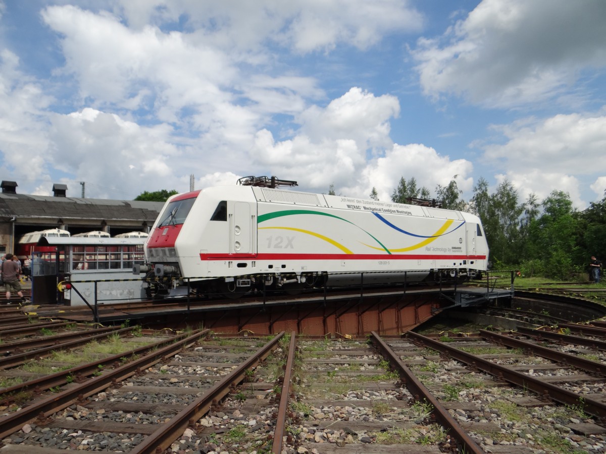 Am 24.05.14 war in Weimar beim TEV 118er Treffen. Zusehen war auch die neue Lok in Weimar 128 001.