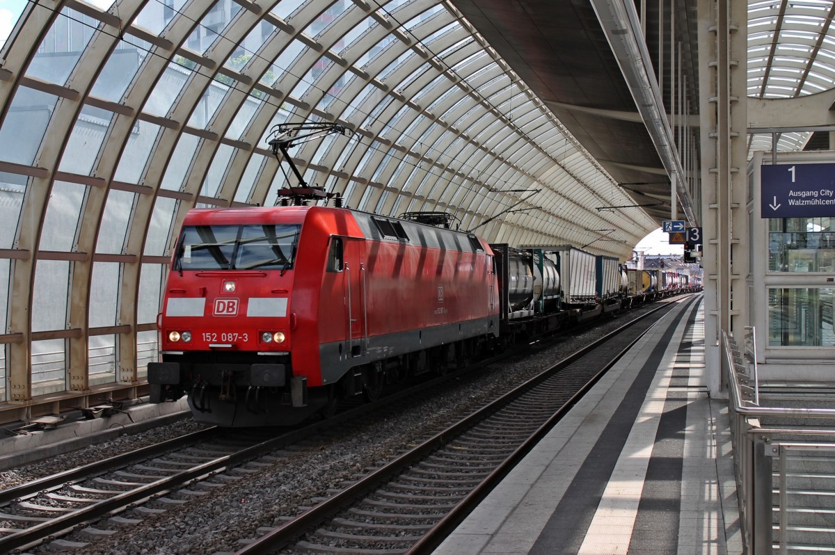 Am 24.05.2014 fuhr 152 087-3 mit ihrem COntainerzug durch Ludwigshafen (Rhein) Mitte.