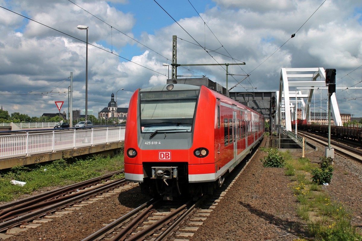 Am 24.05.2014 fuhr 425 619-4 in den Bahnhof Ludwigshafen (Rhein) Mitte ein, als sie als RB 44 nach Mainz Hbf unterwegs war.