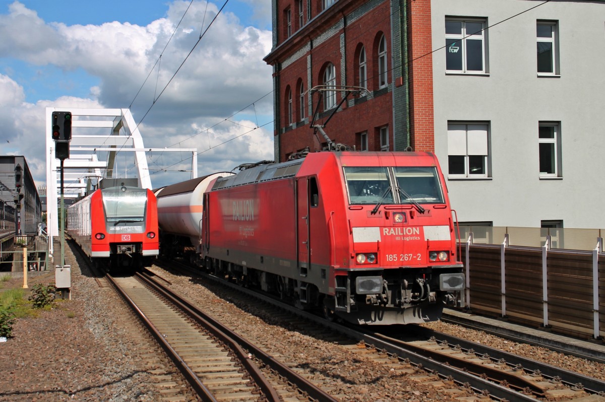 Am 24.05.2014 fuhr die Mannheimer 185 267-2 von ihrer Heimat Stadt aus, über den Rhein und Ludwigshafen (Rhein) Mitte gen Norden. Im Hintergrund fährt 425 260-7 als RB 44 nach Mannheim-Friedrichsfeld.