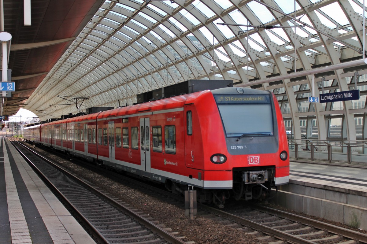 Am 24.05.2014 stand 425 709-3  Speyer  zusammen mit 425 218-5 an der Spitze als S1 nach Kaiserslautern Hbf in Ludwigshafen (Rhein) Mitte.