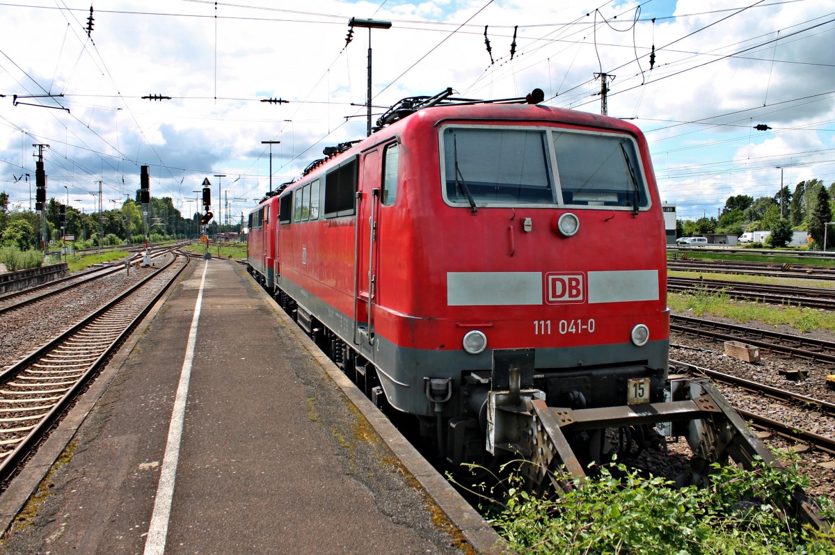 Am 24.05.2014 stand die Ludwigshafener 111 041-0 zusammen mit dem Neuling 111 026-1 abgestellt in Ludwigshafen (Rhein) Hbf und warten auf ihren nächsen Einsatz.