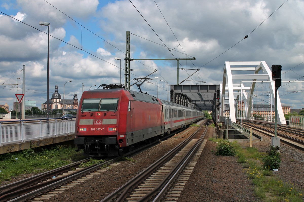 Am 24.05.2014 überquerte die 101 067-7 mit dem IC 2012 (Oberstdorf - Hannover Hbf) den Rhein zwischen Mannheim und Ludwigshafen (Rhein). Fotografiert vom Bahnsteig in Ludwigshafen (Rhein) Mitte.