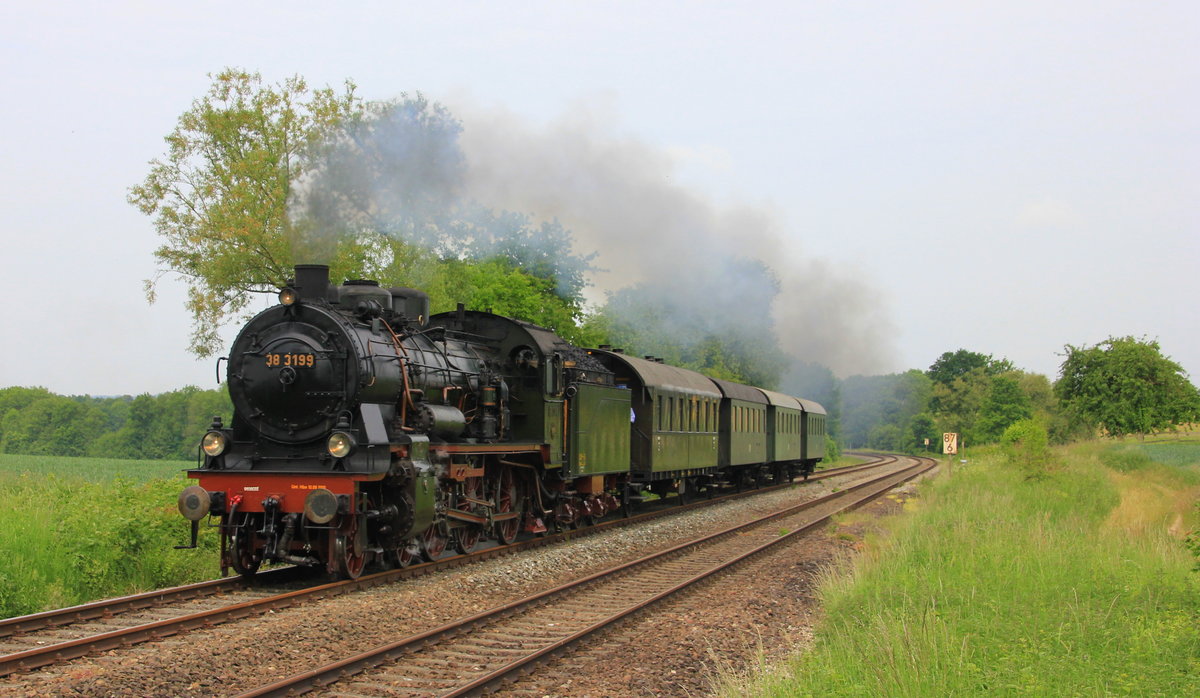 Am 24.05.2015 dampft 38 3199 mit Sonderzug zwischen Öhringen und Neuenstein über die Hohenlohebahn. 