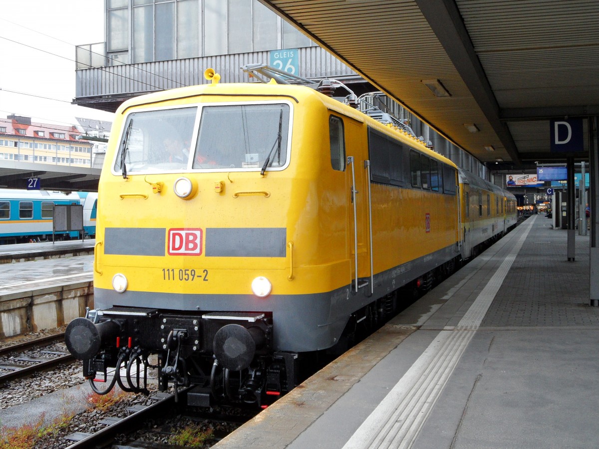 Am 24.06.14 wendet 111 059 mit einem Messzug am Münchner Hauptbahnhof.