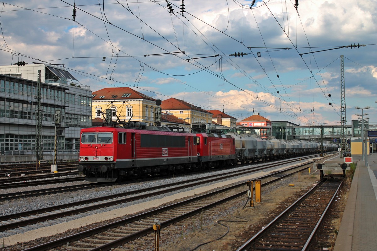 Am 24.06.2014 fuhr MEG 706 (155 119-1) mit der MEG 604 (143 257-4) mit einem leeren Zementzug durch den Hauptbahnhof von Regensburg.