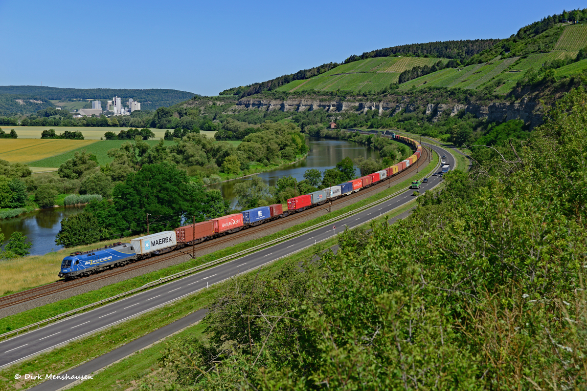 Am 24.06.2020 ist 182 911 (Mittelweserbahn) bei Himmelstadt (Maintal) auf dem Weg nach Süden.