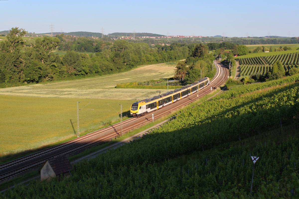 Am 24.06.2020 ist im Abendlicht ein Flirt von Go-Ahead als RE8 nach Würzburg nahe Lauffen am Neckar unterwegs.