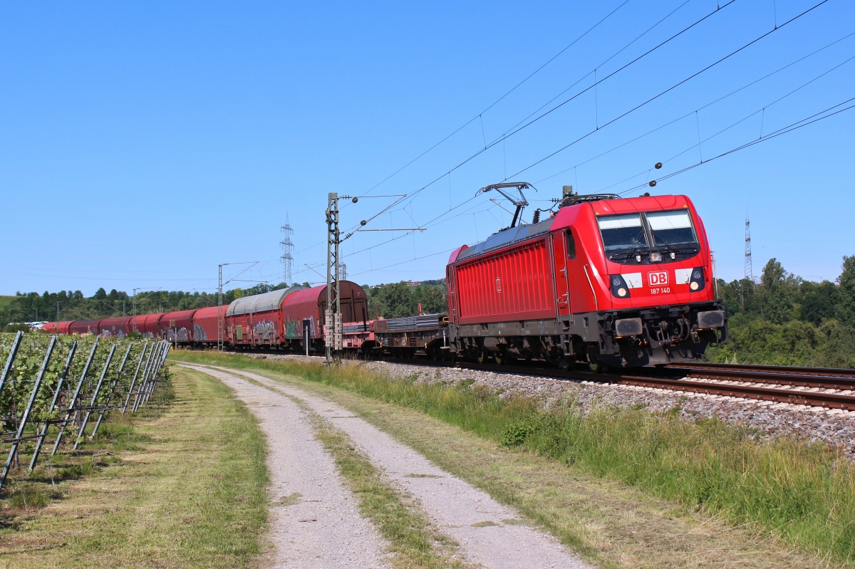 Am 24.06.2020 ist eine BR 187 mit einem gemischten Güterzug bei Lauffen am Neckar in Richtung Stuttgart unterwegs.