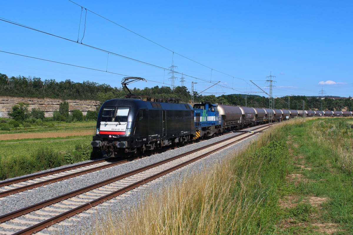 Am 24.06.2020 ist ein MRCE Taurus zusammen mit einer NIAG G1700 und einem Silowagenzug bei Lauffen am Neckar in Richtung Heilbronn unterwegs.