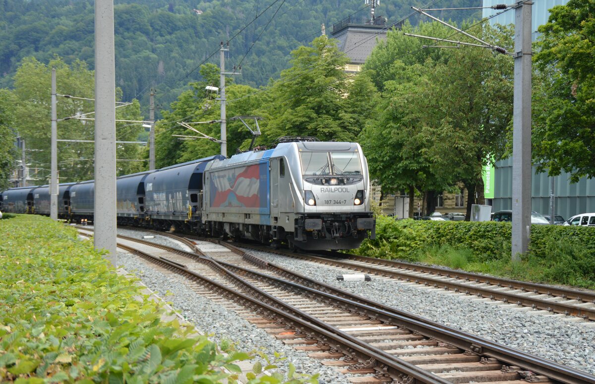 Am 24.06.2021 ist die Railpool 187 344-7 auf der Fahrt durch den Bahnhof Bregenz.