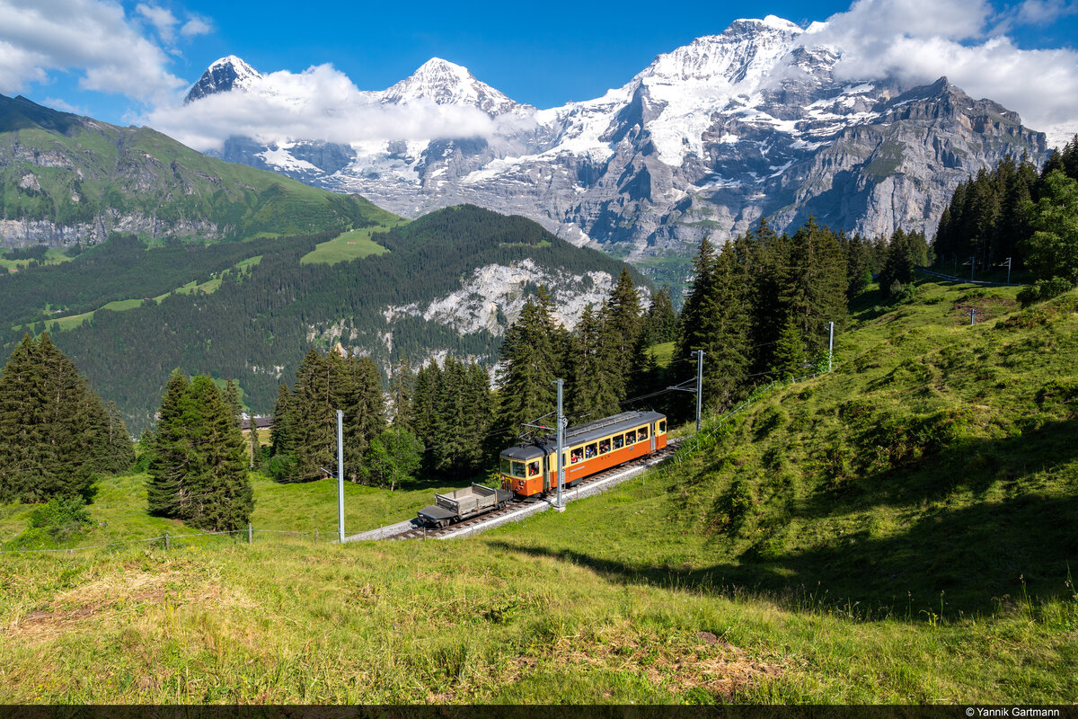Am 24.06.2023 ist BLM Be 4/4 21 unterwegs nach Grütschalp und konnte hier vor dem wunderschönen Bergpanorama aufgenommen werden