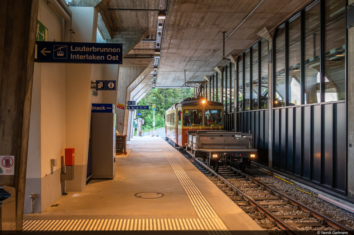 Am 24.06.2023 fährt ein BLM Be 4/4 in die bereits modenisierte Station Grütschalp ein. In wenigen Momenten wird eine grosse Ladung an Touristen in die Gondelbahn in Richtung Lauterbrunnen umsteigen und ihre Heim- oder Weiterreise antreten